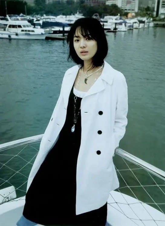 Màu ảnh cộng thêm thần thái tạo nên một Song Hye Kyo đẹp hờ hững, gợi cảm.