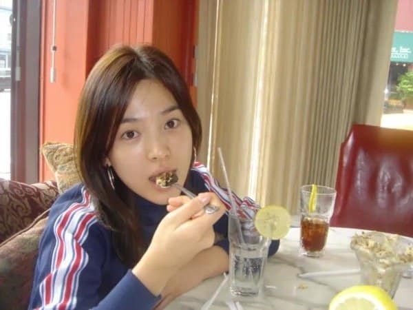 Rõ ràng, khi không makeup, Song Hye Kyo trẻ hơn rất nhiều. Đây chính là gương mặt mà bao cô gái lấy làm hình mẫu phẫu thuật thẩm mỹ tại Hàn Quốc.