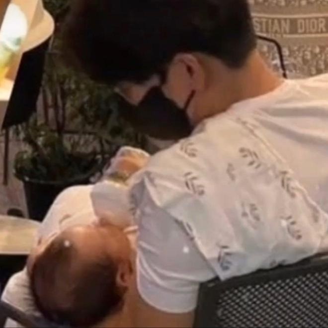 Cư dân mạng chụp được cảnh Hyun Bin cho con ăn. Có thể thấy nam diễn viên đã rất thạo việc.