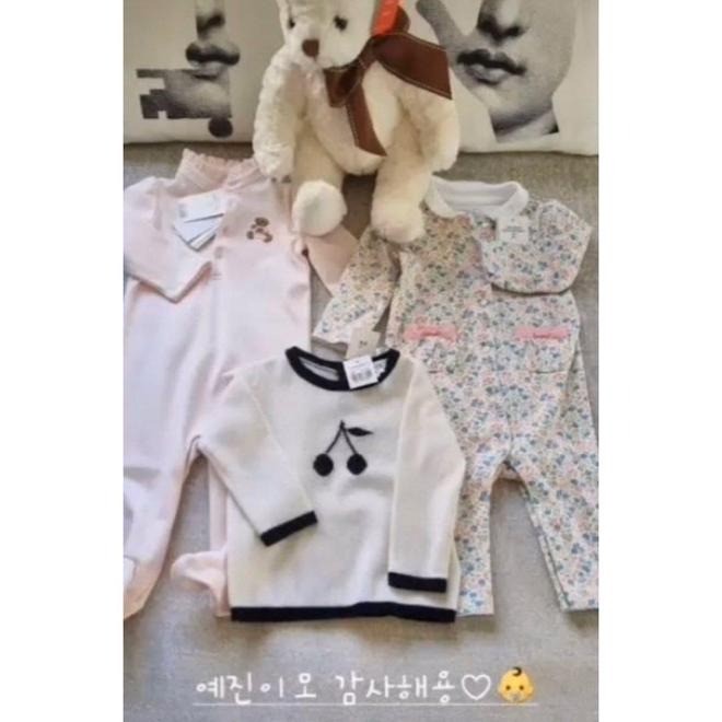 Son Ye Jin khoe quần áo của bé cưng. Son Ye Jin khoe quần áo của bé cưng.