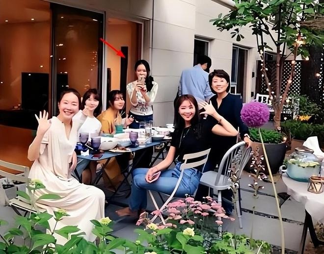 Son Ye Jin tụ tập bạn bè. Son Ye Jin tụ tập bạn bè.