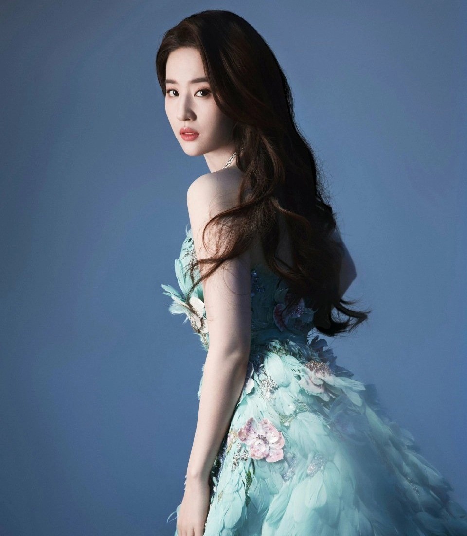 Vẻ đẹp thanh thuần, thoát tục của Lưu Diệc Phi trong ảnh chỉnh sửa. Cô tựa như một nàng khổng tước xanh trong bộ trang phục ấn tượng này.