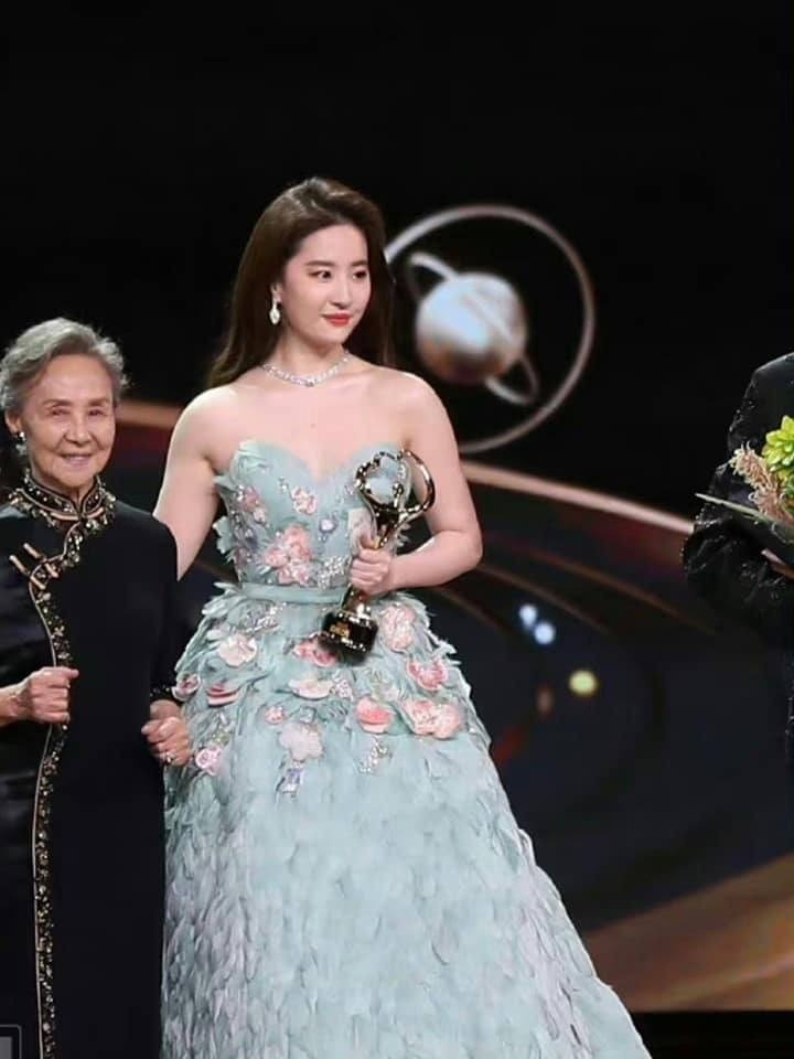 Nếu cô ấy không phải Lưu Diệc Phi thì có lẽ những lời chê bai còn nhiều hơn nữa. Nếu cô ấy không phải Lưu Diệc Phi thì có lẽ những lời chê bai còn nhiều hơn nữa.