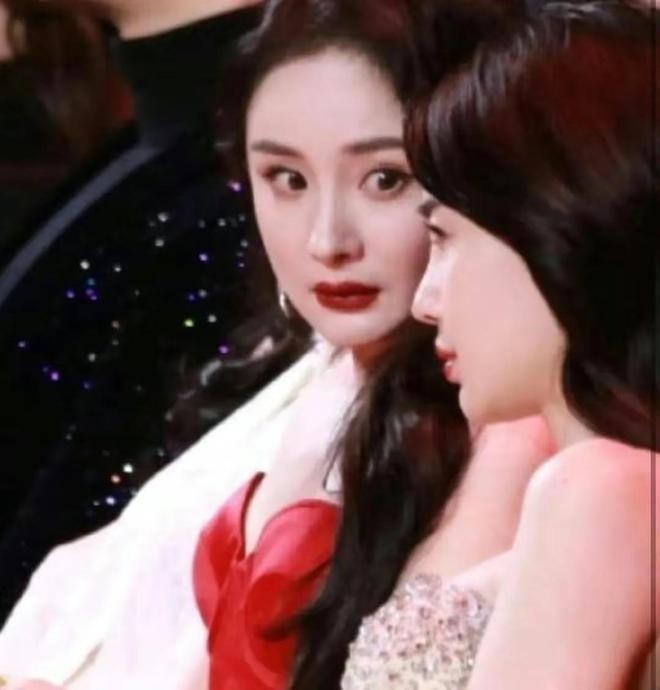 Lý Băng Băng bị fan Angela Baby phản ứng vì màn thì thầm với Huỳnh Hiểu Minh 3 Lý Băng Băng bị fan Angela Baby phản ứng vì màn thì thầm với Huỳnh Hiểu Minh 3