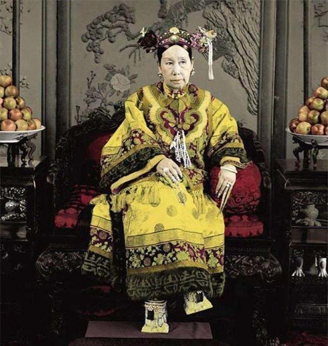 Thấy quyền lực của mình bị đe dọa, Từ Hi không còn yêu thích Trân Phi nữa. Thấy quyền lực của mình bị đe dọa, Từ Hi không còn yêu thích Trân Phi nữa.