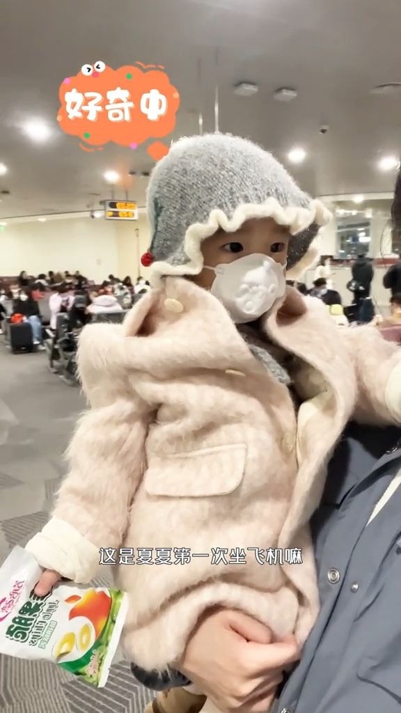 Lý Hạ, con gái thứ hai của Lý Á Bằng lần đầu về thăm quê ngoại.