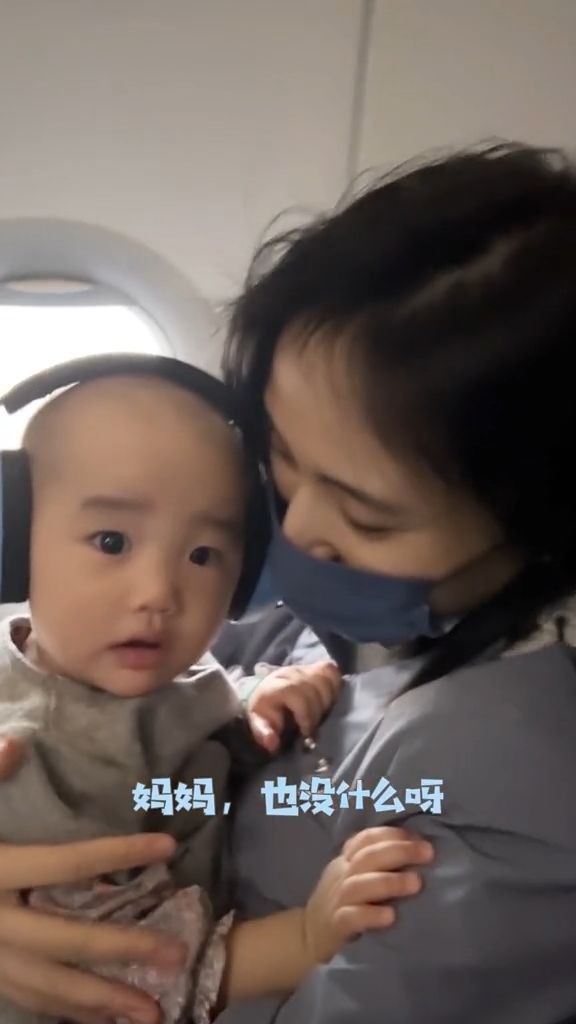 Cô bé rất ngoan khi lên máy bay.