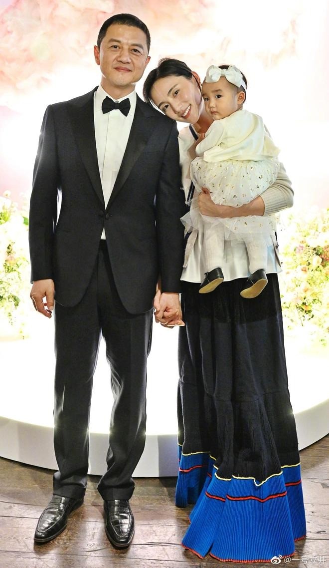 Lý Á Bằng và Hải Hà Kim Kỷ chênh nhau 19 tuổi.