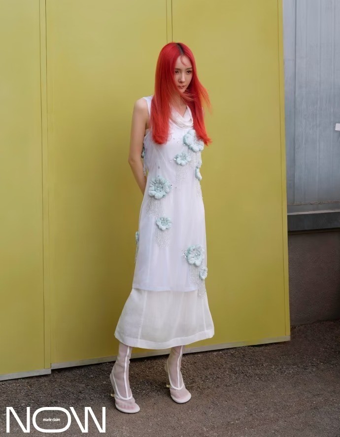 Chuyển sang váy dài trắng và boots cá tính. Kết hợp với tóc đỏ nên trang phục trắng càng trở nên bắt mắt.