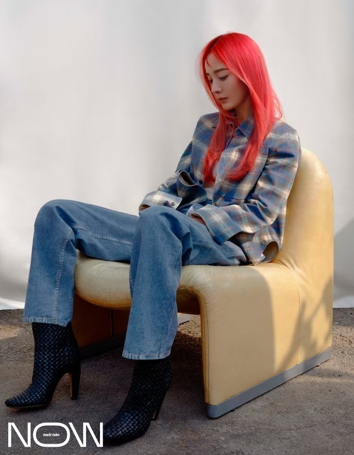 Gương mặt Dương Mịch được tút tát thanh tú không chê vào đâu được. Mái tóc đỏ bay theo gió có sức hút đặc biệt.