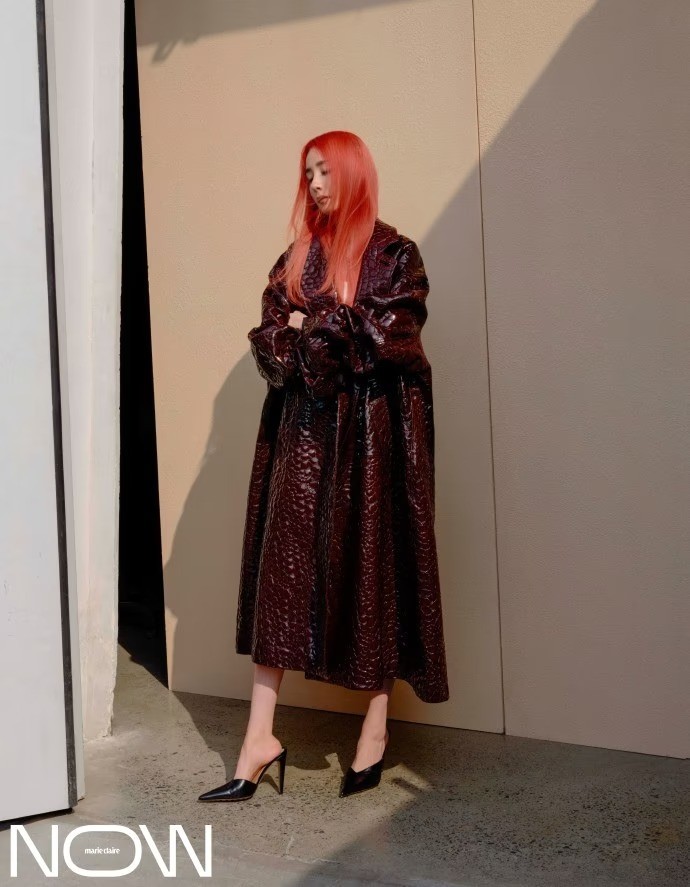 Sau khi khoe vẻ đẹp chất chơi, Dương Mịch không quên quay lại với phong cách sexy trước đây. Khoác lên mình chiếc áo da, khoe bờ vai gợi cảm hay khoanh tay trước ngực, Dương Mịch đều tỏa ra một sức hút rất riêng biệt. Vẻ ngoài quyến rũ này dù nhìn ở góc nào cũng vô cùng gợi cảm và xinh đẹp.