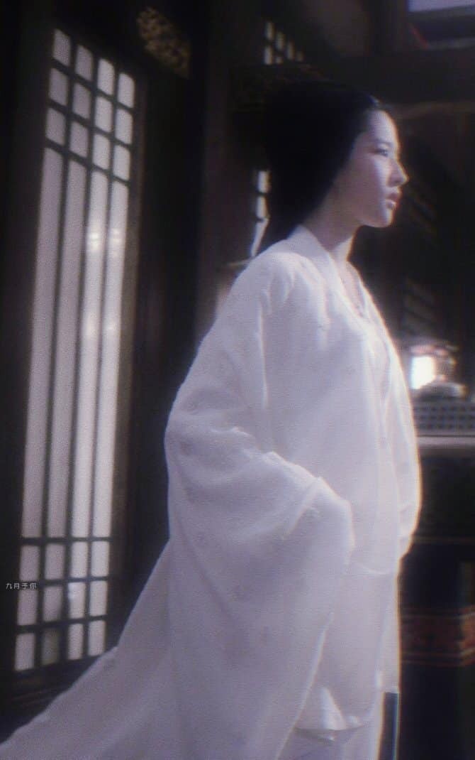 Vẻ đẹp phúc hậu, điềm đạm, giai nhân, xứng với danh xưng 'thần tiên tỷ tỷ' của Lưu Diệc Phi. Đó là lý do mà cô ấy không có ngũ quan hoàn hảo, không có vóc dáng hoàn hảo nhưng vẫn là tượng đài nhan sắc của Cbiz. Cô ấy có một báu vật mang tên khí chất, điều mà không ai có thể bắt chước, không một bàn tay PTTM nào có thể tạo ra được.