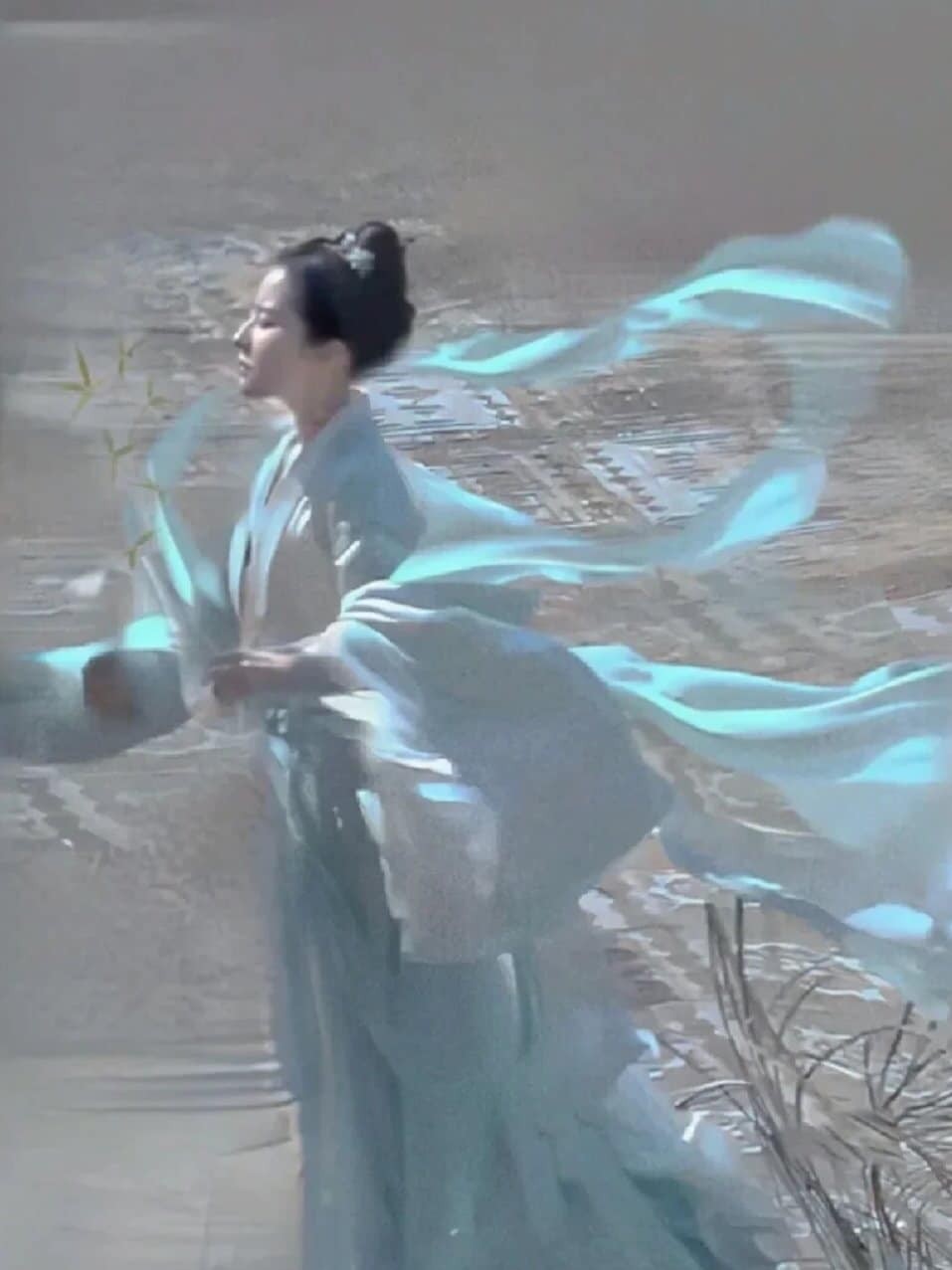 Hình ảnh này của Lưu Diệc Phi khiến nhiều CDM còn liên tưởng tới những bức họa vẽ tiên nữ với vẻ đẹp thoát tục, thanh tao, lướt mây lướt gió.