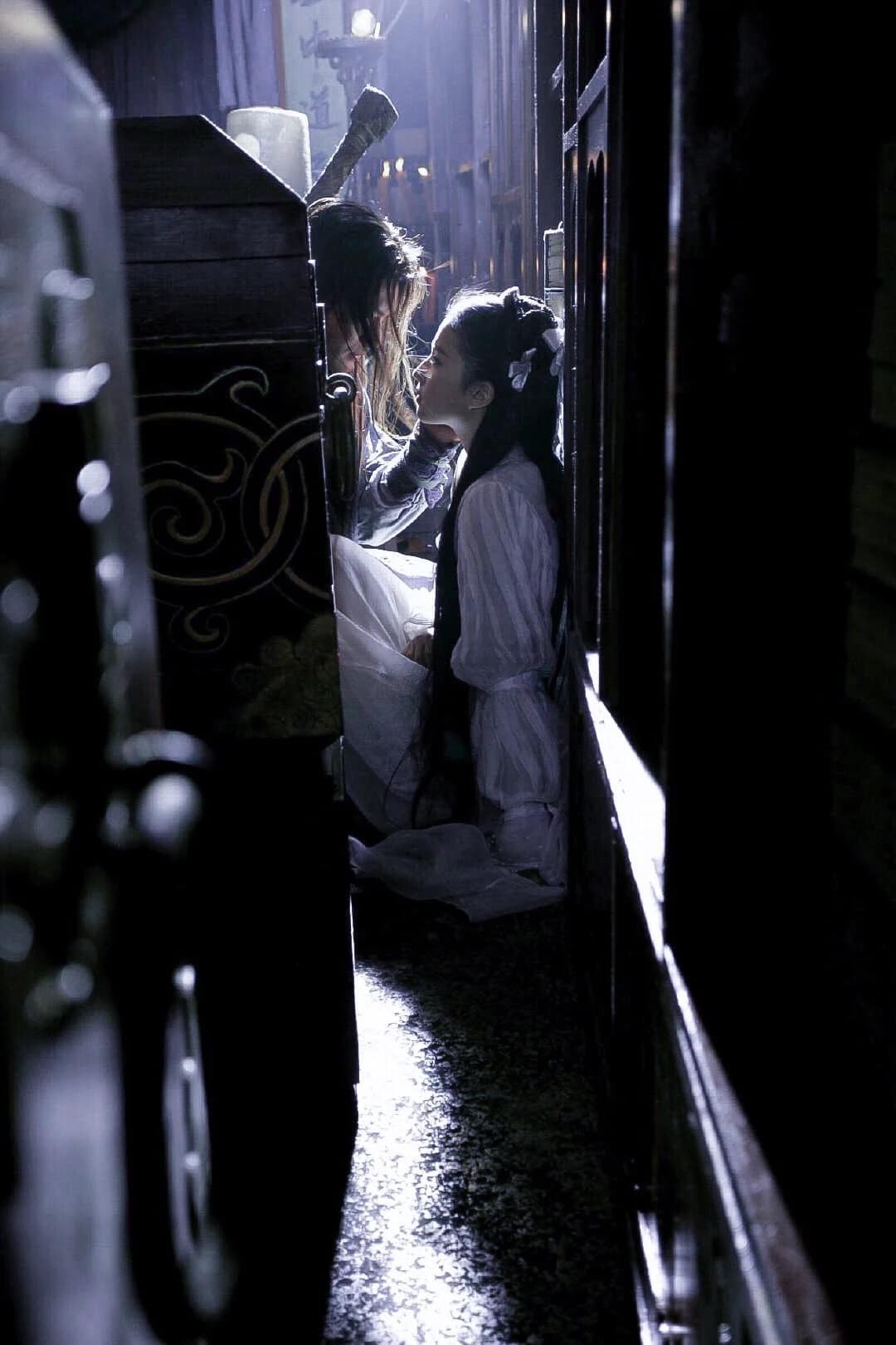 Vai diễn Tiểu Long Nữ trong Thần Điêu Đại Hiệp được xem là đỉnh cao trong tạo hình cổ trang của Lưu Diệc Phi. Diện đồ trắng, để suối tóc đen dài, làn da trắng sứ tỏa sáng, Lưu Diệc Phi chính là Tiểu Long Nữ 'xé sách bước ra', đúng như nhà văn Kim Dung đã miêu tả.