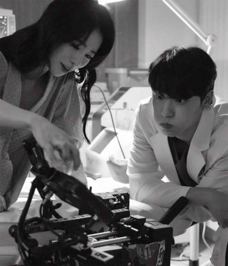Tại phim trường, Lee Do Hyun tranh thủ từng phút để chăm sóc cho Lim Ji Yeon. Sự chân thành và tấn công dồn dập của anh đã khiến chị đẹp xiêu lòng. Tại phim trường, Lee Do Hyun tranh thủ từng phút để chăm sóc cho Lim Ji Yeon. Sự chân thành và tấn công dồn dập của anh đã khiến chị đẹp xiêu lòng.