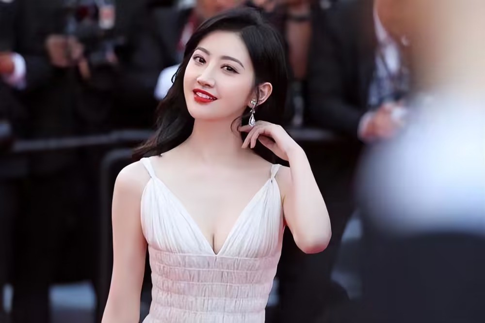Đàm Tùng Vận bị khui tin bí mật kết hôn với 'ông lớn' giữa lúc hạnh phúc bên Tỉnh Bách Nhiên 3 Đàm Tùng Vận bị khui tin bí mật kết hôn với 'ông lớn' giữa lúc hạnh phúc bên Tỉnh Bách Nhiên 3