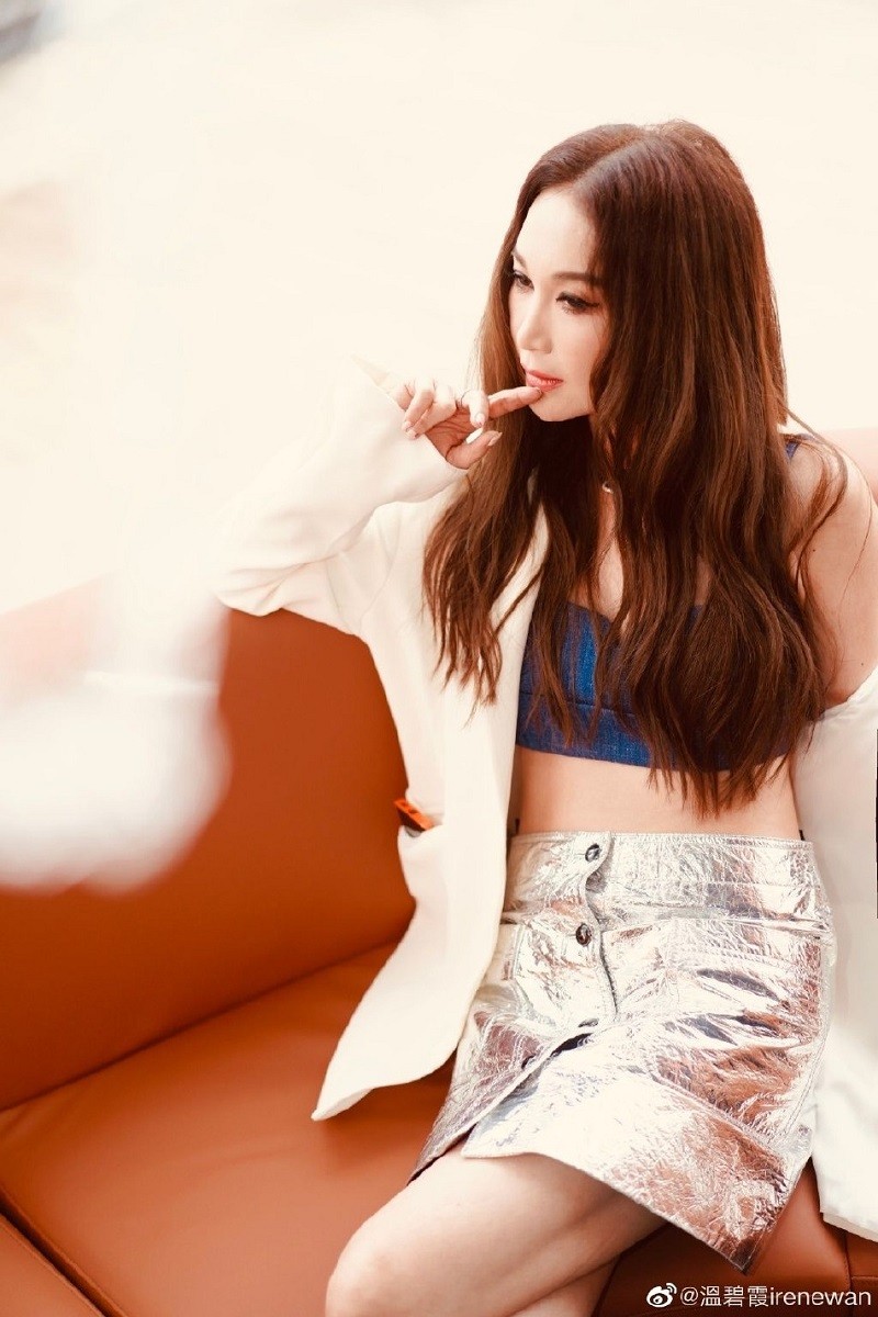 Không chỉ giữ được vóc dáng hoàn hảo, Ôn Bích Hà còn duy trì được các nét trên mặt trẻ hơn rất nhiều so với tuổi thật.