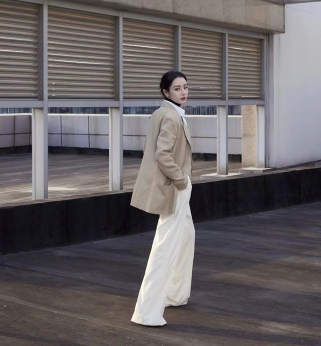 Trước đó, Địch Lệ Nhiệt Ba đã có tạo hình mạnh mẽ nhưng không kém phần xinh đẹp. Nhưng chắc chắn là cô ấy vẫn để tóc dài.