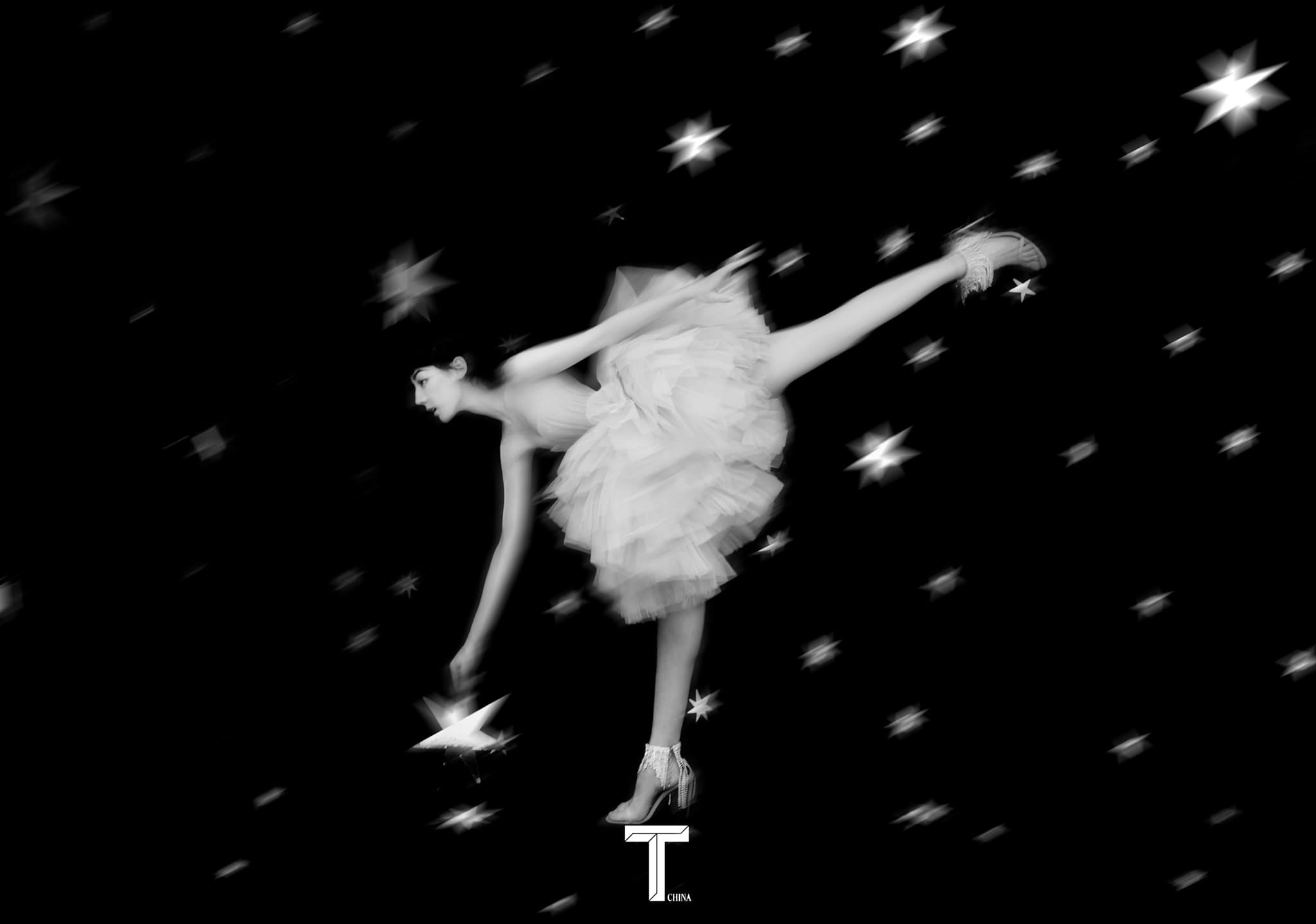 Cách tạo dáng không được người qua đường đánh giá cao của Nhiệt Ba.