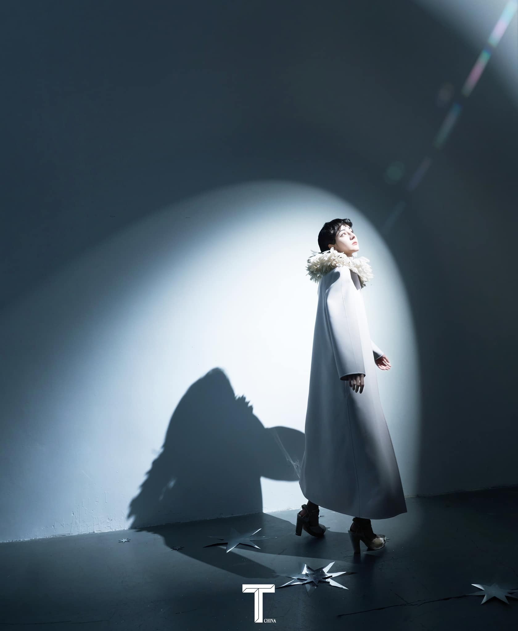 Góc chụp không nhìn rõ kiểu tóc trông Nhiệt Ba ổn hơn nhiều.