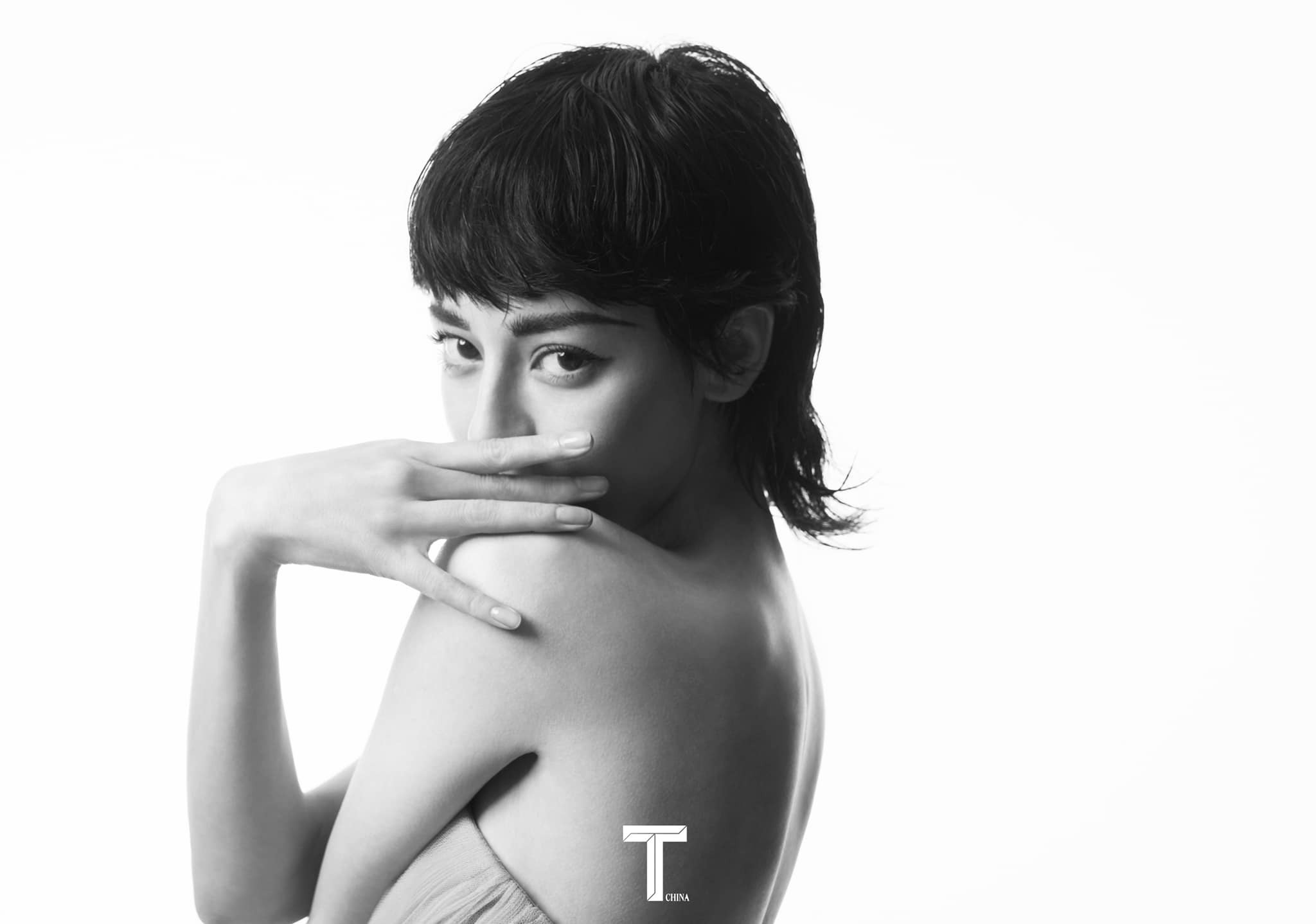 Nhưng rất nhiều fan đã tràn vào Weibo của nhà tạo mẫu tóc để 'cầu xin' anh lần tới đừng hủy hoại Nhiệt Ba.