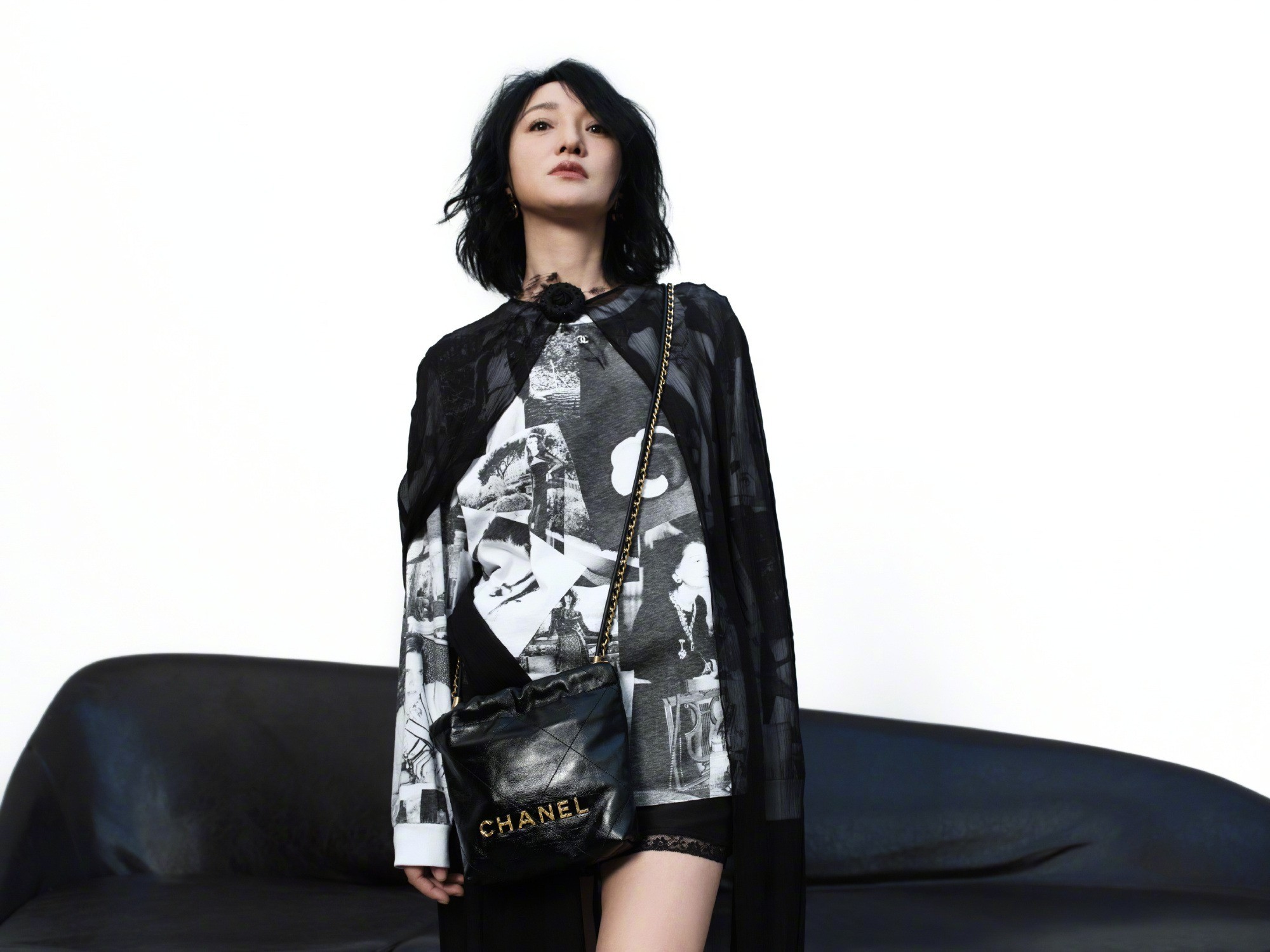 Phong cách trẻ trung, hack tuổi của Châu Tấn trong loạt ảnh mới.