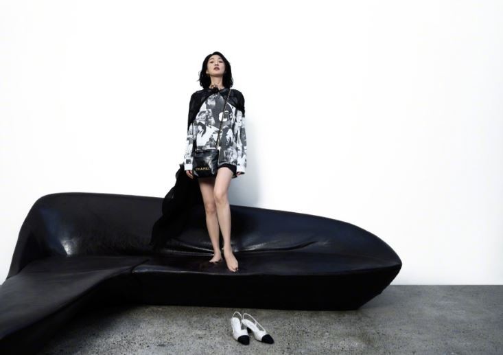 Nhờ sở hữu vóc dáng nhỏ bé này mà Châu Tấn trẻ hơn so với những ngôi sao cùng trang lứa.