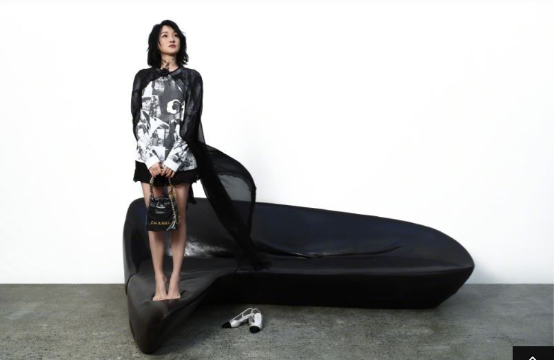 Trước đó, Châu Tấn đã có một bộ ảnh thể hiện phong thái nhẹ nhàng, an nhiên, mang nét đẹp của phụ nữ U50. Lần này, cô phá cách khi thể hiện phong cách trẻ trung.