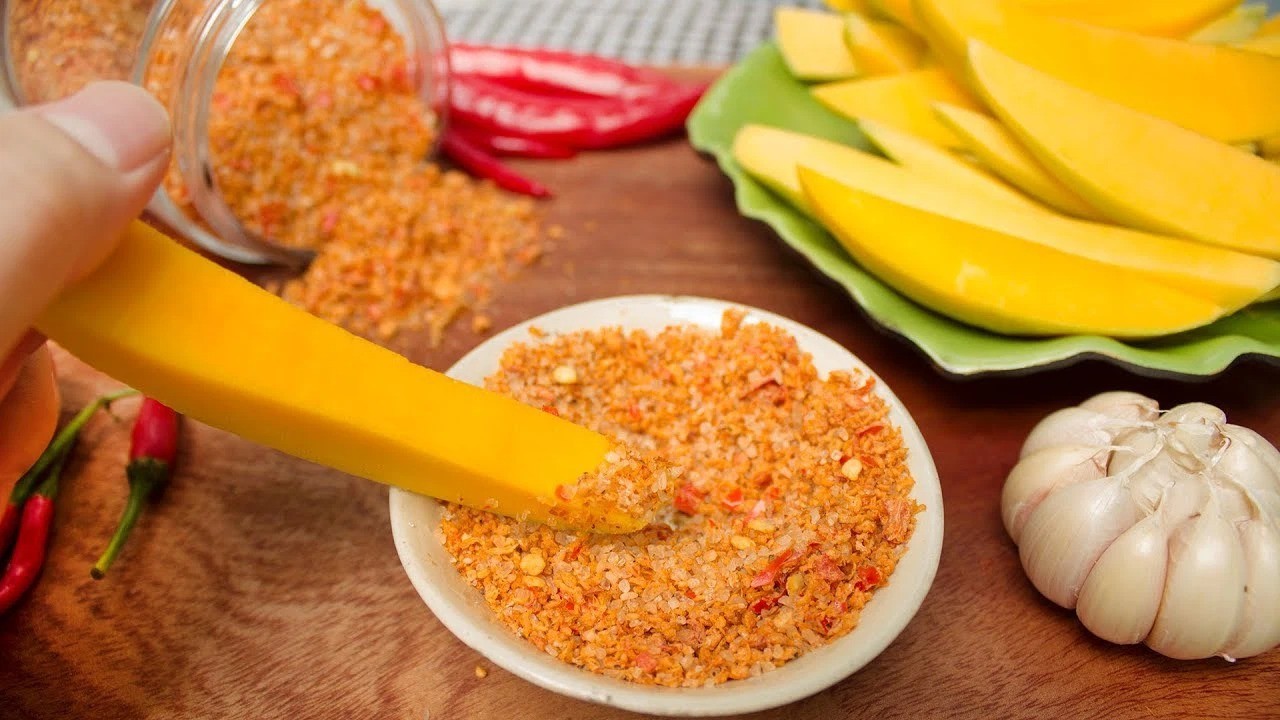 Ăn trái cây chấm muối sẽ làm tăng hương vị nhưng lại gây ra nhiều vấn đề sức khỏe. Ảnh minh họa: Internet