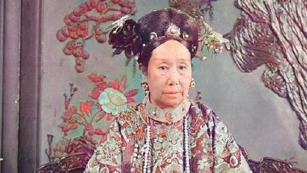 Lúc hấp hối mà Từ Hi Thái hậu vẫn muốn nắm giữ quyền lực, đưa Phổ Nghi mới 3 tuổi lên làm vua. Lúc hấp hối mà Từ Hi Thái hậu vẫn muốn nắm giữ quyền lực, đưa Phổ Nghi mới 3 tuổi lên làm vua.