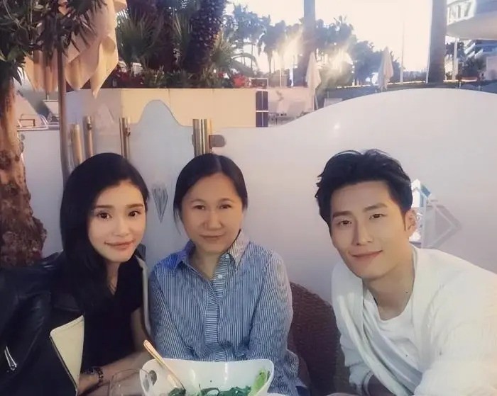 Em dâu Hà Siêu Liên lên tiếng về tin đồn tình cảm với Đậu Kiêu đúng ngày đại hôn của chị 3 Em dâu Hà Siêu Liên lên tiếng về tin đồn tình cảm với Đậu Kiêu đúng ngày đại hôn của chị 3