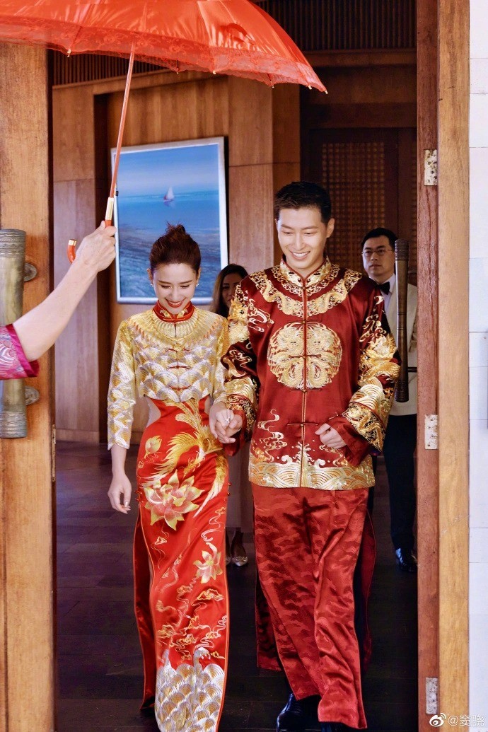 Em dâu Hà Siêu Liên lên tiếng về tin đồn tình cảm với Đậu Kiêu đúng ngày đại hôn của chị 4 Em dâu Hà Siêu Liên lên tiếng về tin đồn tình cảm với Đậu Kiêu đúng ngày đại hôn của chị 4