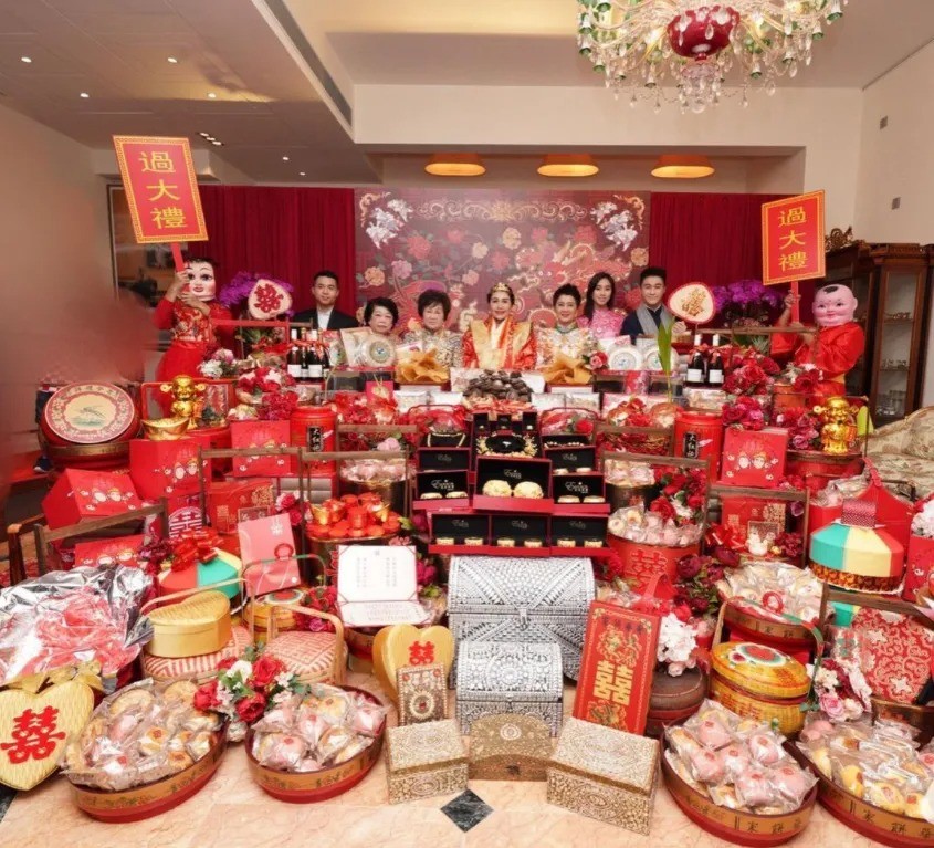 Đám cưới ngập trong vàng bạc, châu báu của Hà Siêu Doanh, con bà tư.