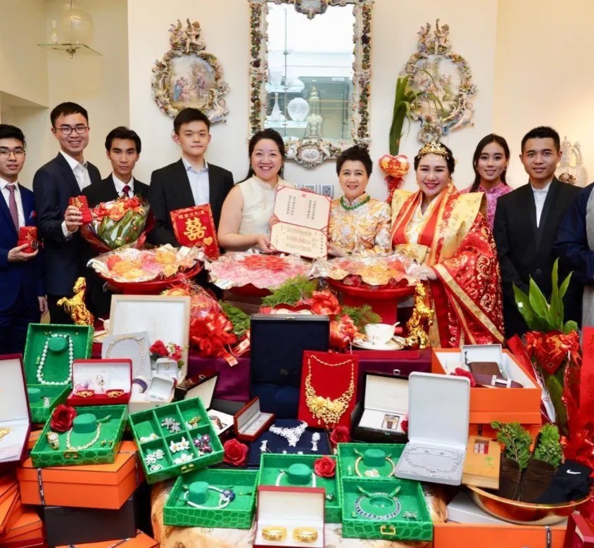 Hôn lễ quá hào nhoáng.