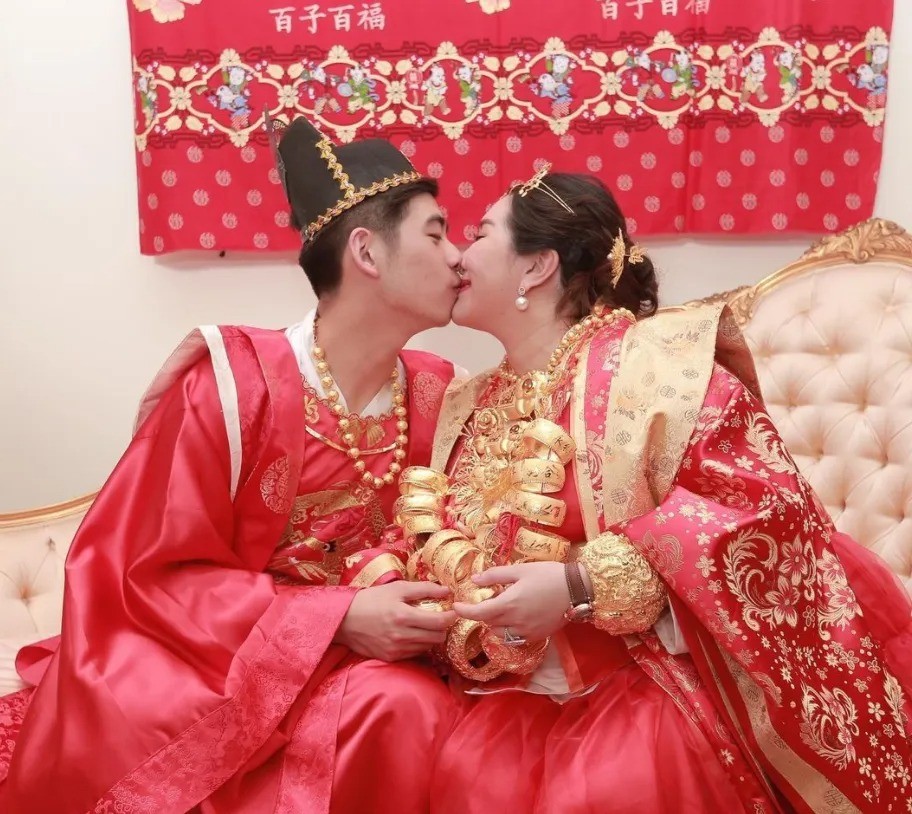 Hà Siêu Doanh trong ngày đại hôn.