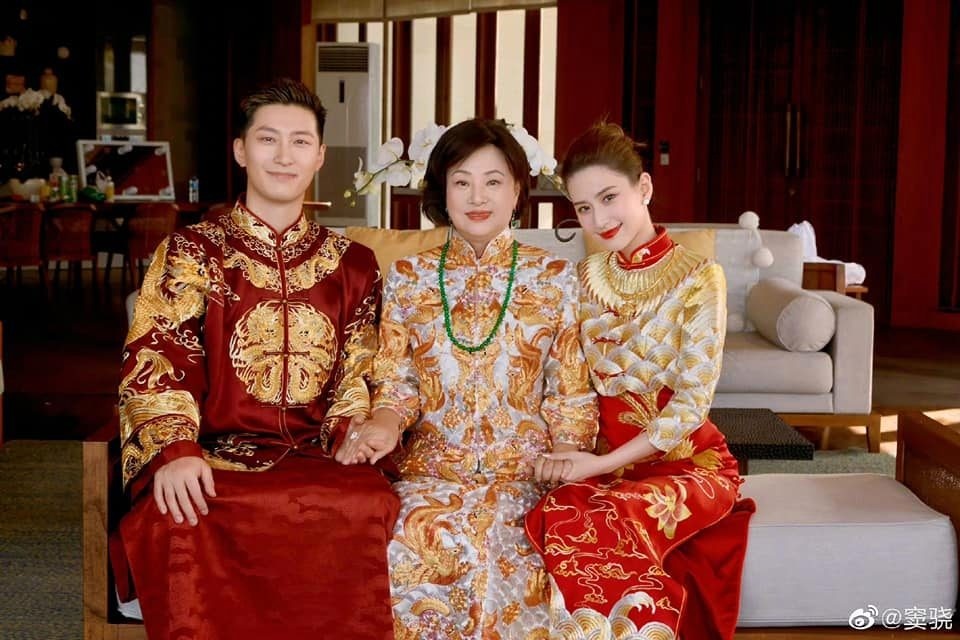 Vợ chồng Đậu Kiêu, Hà Siêu Liên chụp ảnh cùng bà ba của 'ông trùm sòng bạc'.