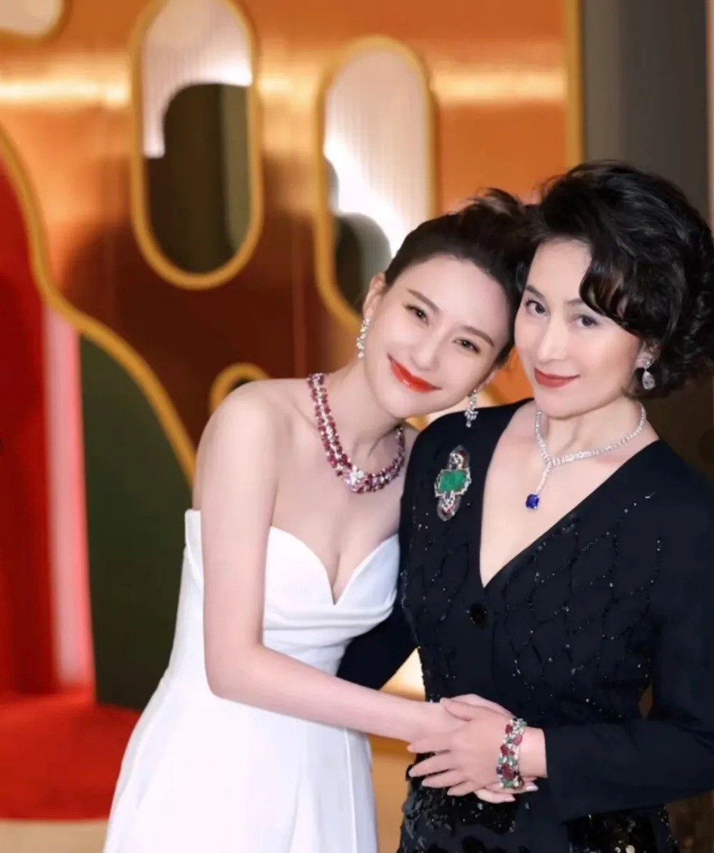 Hà Siêu Quỳnh và Hà Siêu Liên thể hiện tình cảm chị thân thiết.