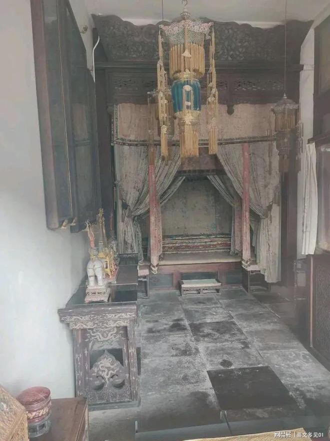 Phòng ngủ của Từ Hi Thái hậu bị hậu thế chê giống như phim ma. Căn phòng hoang tàn, lạnh lẽ, mất hoàn toàn hào quang thuở hưng thịnh.