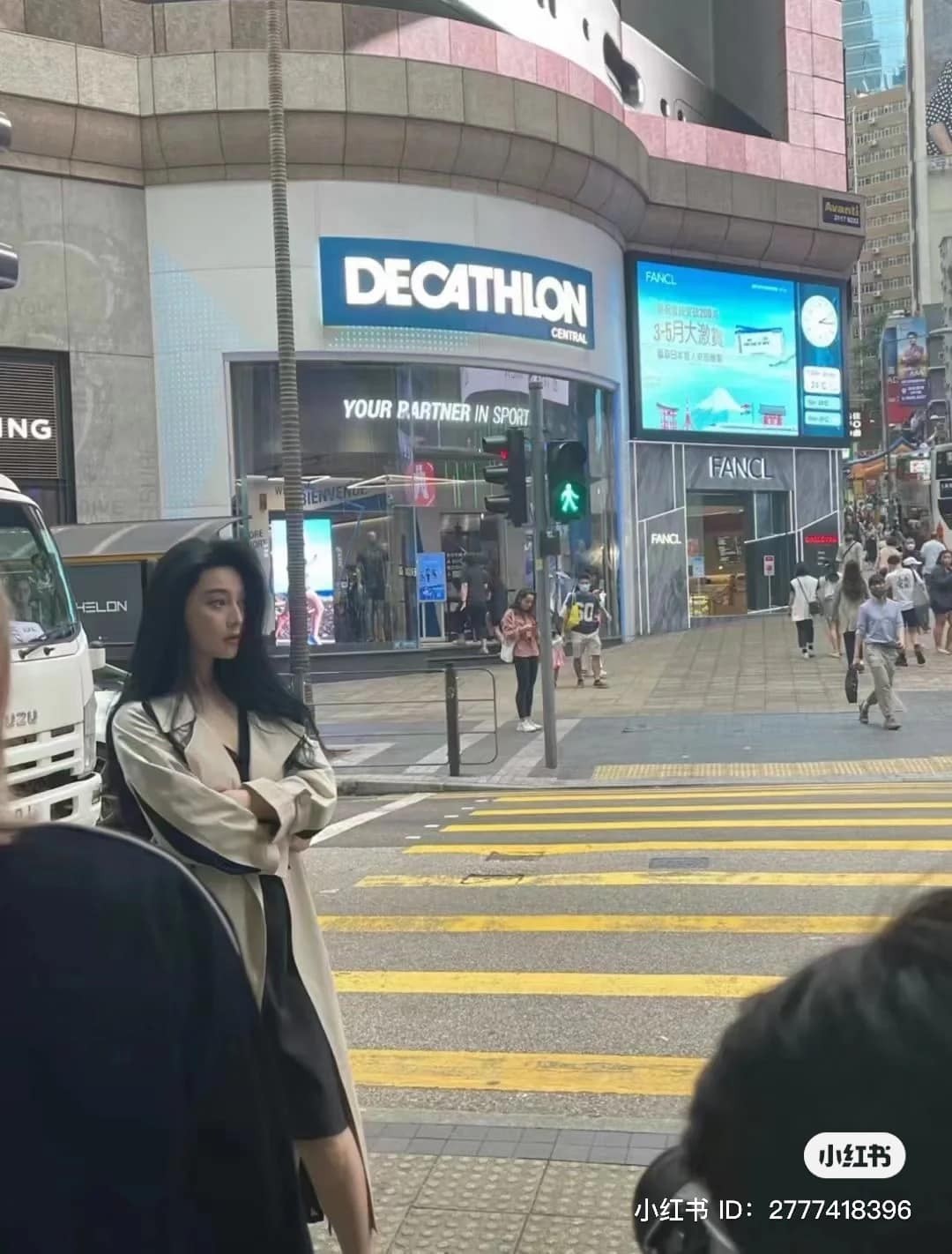 Dạo phố Hong Kong, Phạm Băng Băng đẹp bức người trong loạt ảnh cam thường chất lượng thấp 3 Dạo phố Hong Kong, Phạm Băng Băng đẹp bức người trong loạt ảnh cam thường chất lượng thấp 3