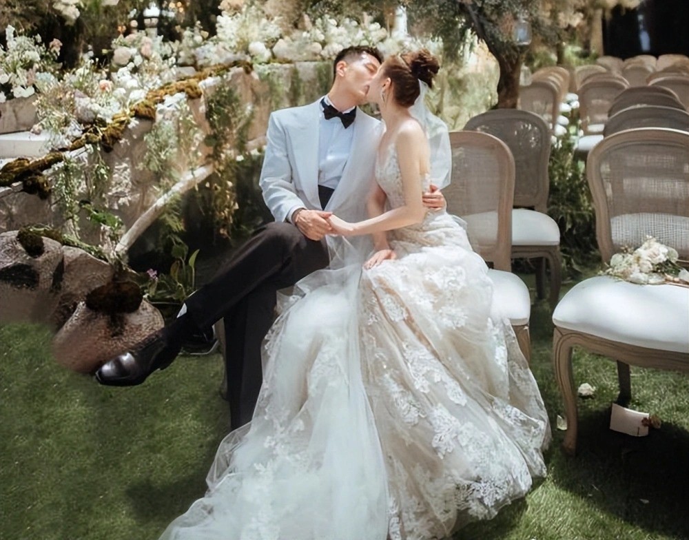 Nụ hôn ngọt ngào mà chú rể Đậu Kiêu dành cho cô dâu Hà Siêu Liên.