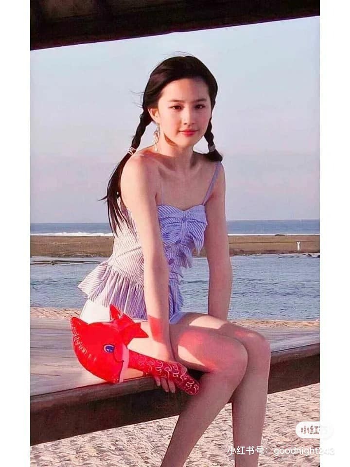 Chiếc áo mà Lưu Diệc Phi mặc trong bức ảnh này từng là trend mấy năm trước. Thậm chí, nếu diện nó bây giờ thì vẫn không hề tạo cảm giác cũ kỹ.