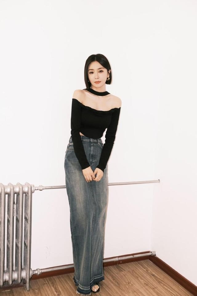 Tần Lam chăm diện đồ bó sát, khoe nhan sắc lên hương kể từ khi công khai hẹn hò Ngụy Đại Huân 6 Tần Lam chăm diện đồ bó sát, khoe nhan sắc lên hương kể từ khi công khai hẹn hò Ngụy Đại Huân 6