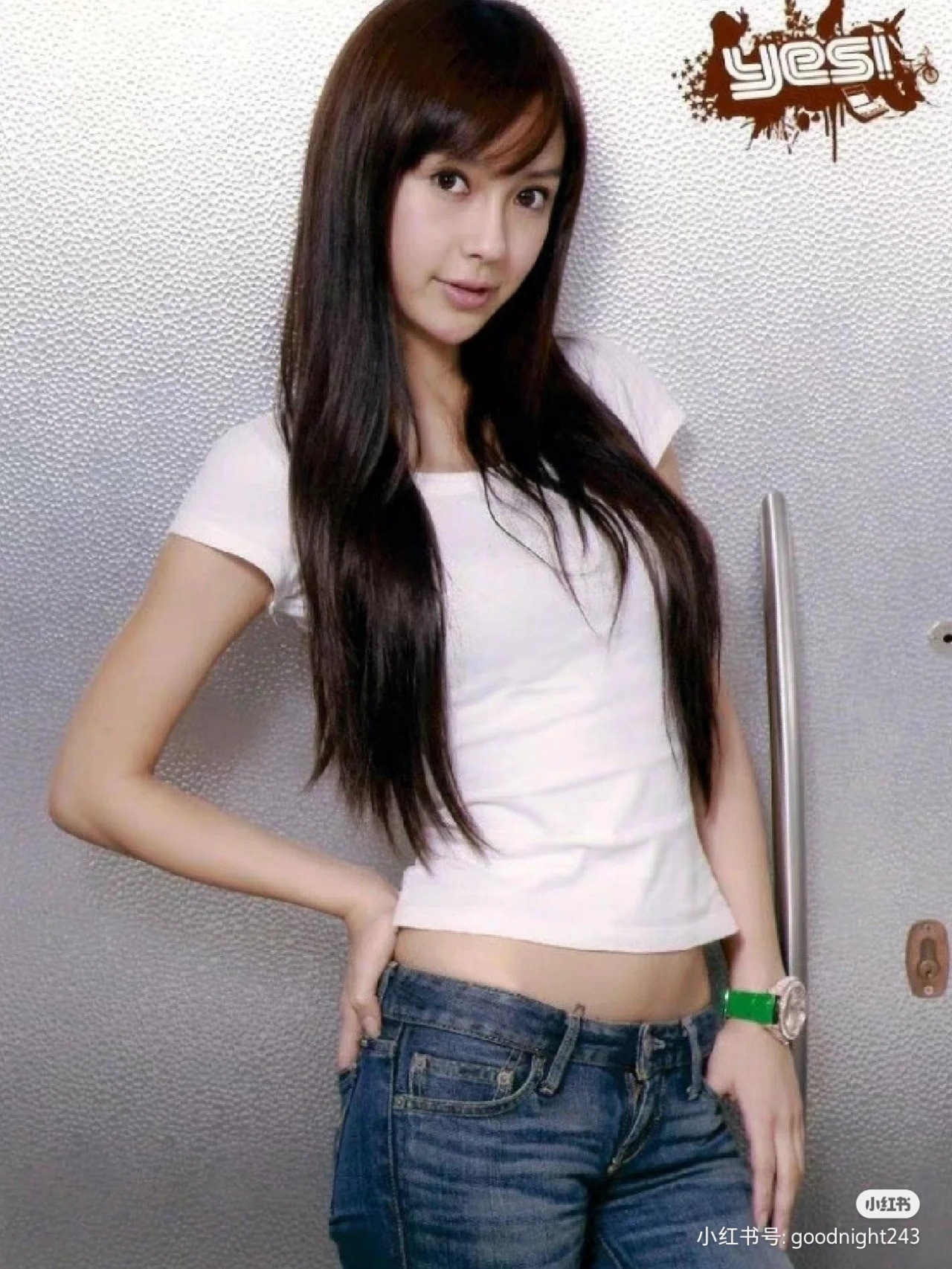 Item đơn giản nhưng gương mặt thì quá xinh đẹp, cuốn hút.