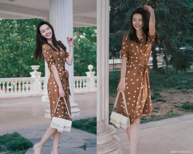 Túi trắng có thể phối với bất kỳ trang phục màu nào.