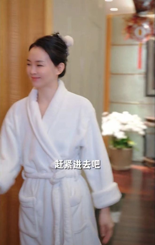 Bên trong có hẳn một phòng spa để Vương Diễm làm đẹp.