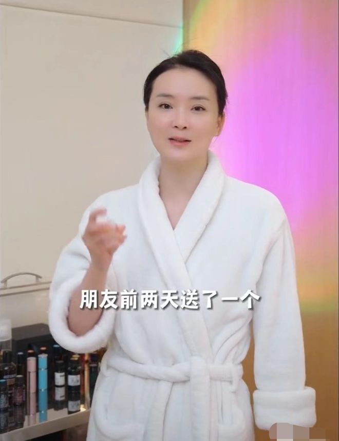 Khi Vương Diễm đang chia sẻ thì khán giả lại chú ý đến bộ mỹ phẩm đắt tiền phía sau.