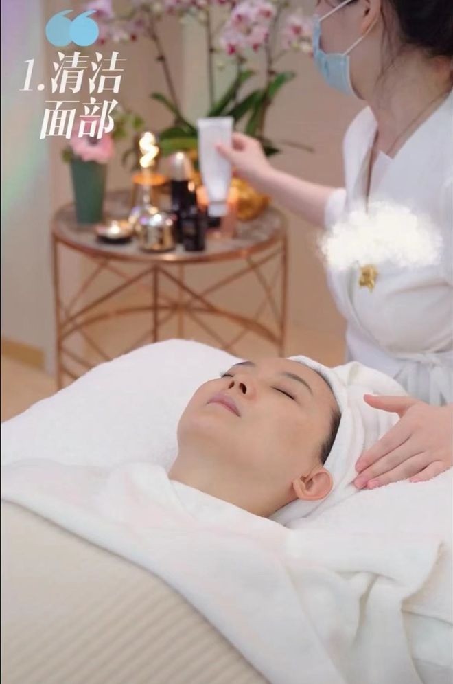 Nữ diễn viên tận hưởng cảm giác được chăm sóc.