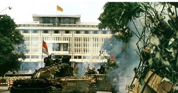 11h30 ngày 30/4/1975 cờ Giải phóng tung bay trên nóc dinh Độc Lập. 11h30 ngày 30/4/1975 cờ Giải phóng tung bay trên nóc dinh Độc Lập.