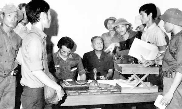 Những giờ phút cuối cùng của Dương Văn Minh trên cương vị Tổng thống VNCH. Những giờ phút cuối cùng của Dương Văn Minh trên cương vị Tổng thống VNCH.