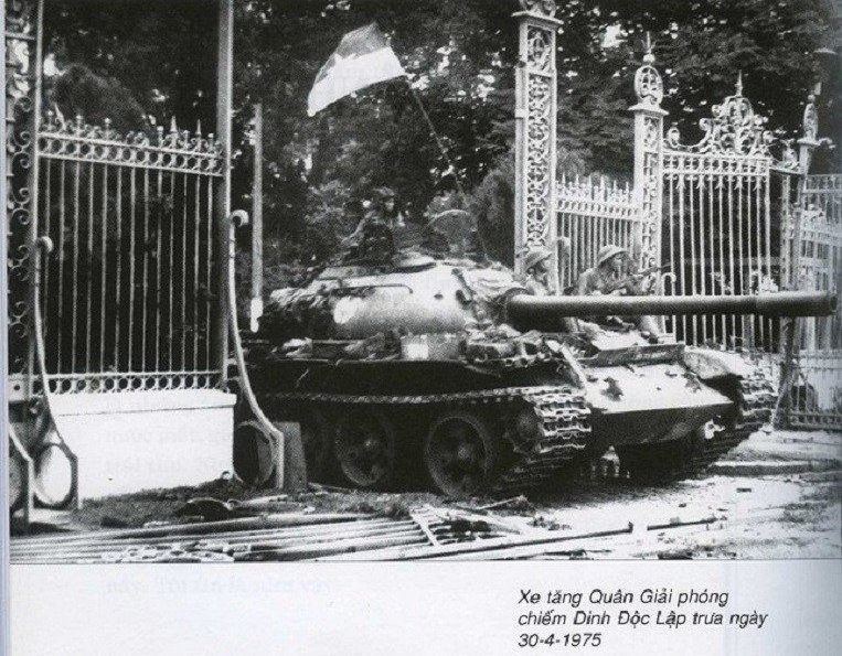 Bức ảnh “Xe tăng Quân Giải phóng chiếm Dinh Độc Lập trưa ngày 30/4/1975” của nhà báo Trần Mai Hưởng.